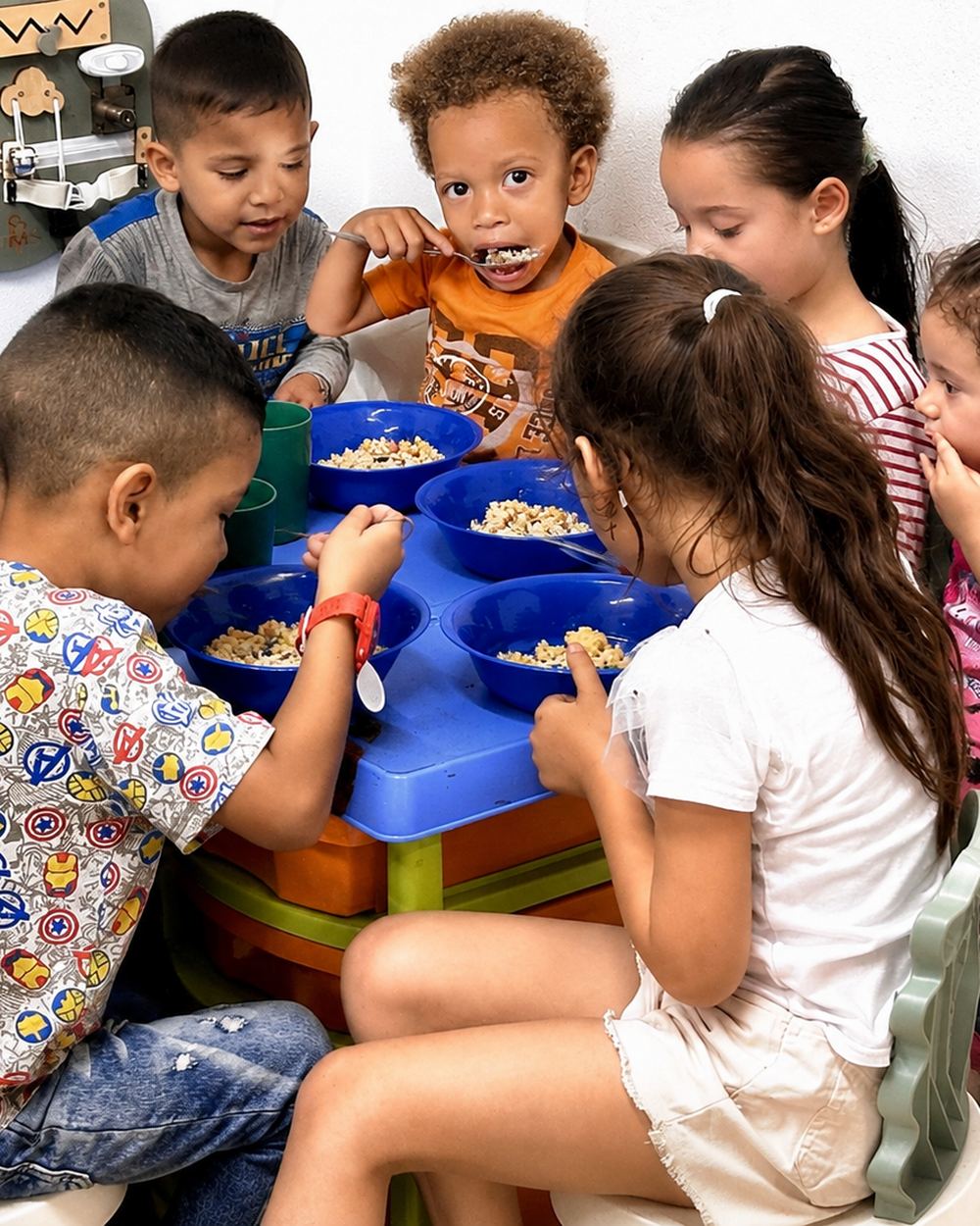 Children sharing a meal together at a TIKVA gathering in Medellín